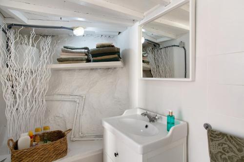 La salle de bains est pourvue d'un lavabo et d'un miroir. dans l'établissement Casa Cueva Tejeda 2 dorm, à Tejeda