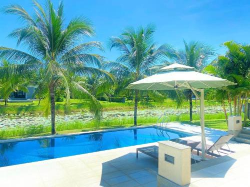 Bazén v ubytování 10_Biệt thự Cao cấp View Hồ_350m2 BBQ hồ bơi sân vườn_gần cầu ra biển nebo v jeho okolí