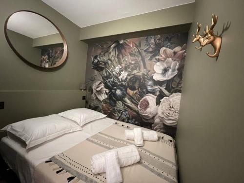 une chambre avec un lit avec une fresque florale sur le mur dans l'établissement Le P'tit Cocon: chambre / terrasse / parking, à Cavalaire-sur-Mer