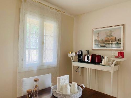 a kitchen with a table and a window at La Fabbrica Delle Idee in Fonte