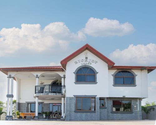 - un bâtiment blanc avec un balcon au-dessus dans l'établissement Richjoy Lodge, à Tema