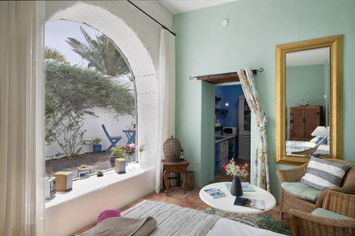 een woonkamer met een raam en een bank bij El Piccolo in Mácher