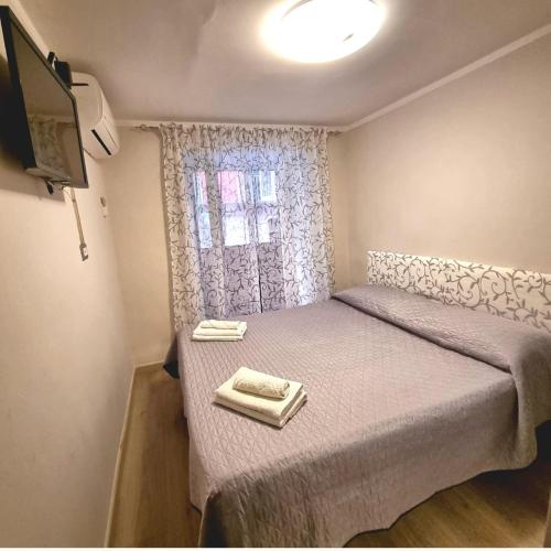 ein kleines Schlafzimmer mit einem Bett und einem TV in der Unterkunft Tiny Little Home - Casa Vacanze ad Uso Esclusivo in Neapel