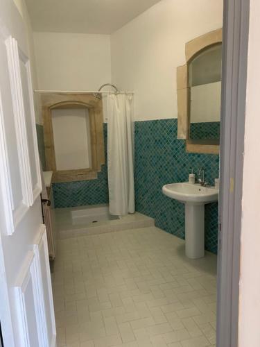 uma casa de banho com um lavatório, um chuveiro e um WC. em Didgy 5 personnes em Pont-Saint-Esprit