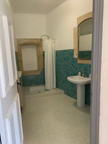 une salle de bain avec un lavabo, une douche et des toilettes dans l'établissement Didgy 5 personnes, à Pont-Saint-Esprit