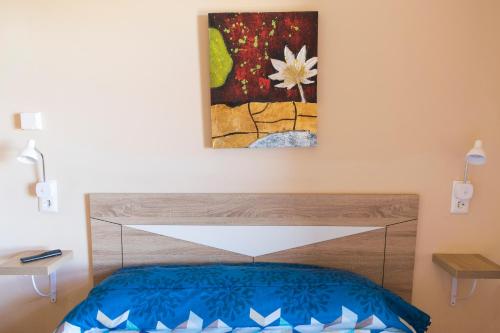ein Schlafzimmer mit einem Bett und einem Wandgemälde in der Unterkunft APARTAMENTO FAMILIAR Sierra DELUXE in Sierra Nevada