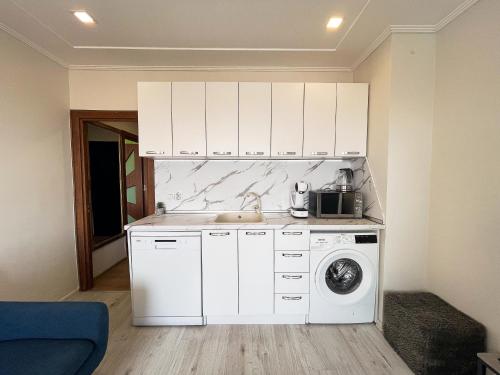 cocina con fregadero y lavadora en Amazing view central 1 bedroom apartment, en Pazardzhik