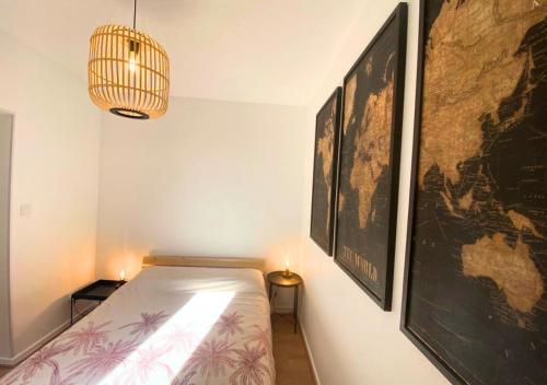 - une petite chambre avec un lit et deux lampes dans l'établissement Côté Cour - Poitiers - La Conciergerie., à Poitiers