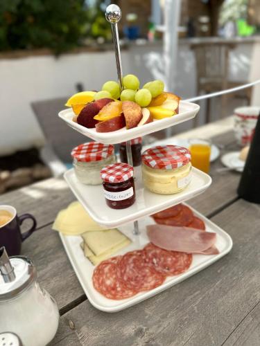 un plato de comida de tres niveles en una mesa en Casa Nuestro Sueño, en Oria