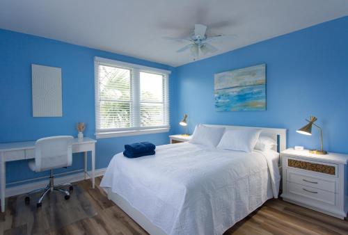 um quarto azul com uma cama e uma cadeira em NEW Listing! Centrally Located Property! Close to Everything! em Jacksonville Beach