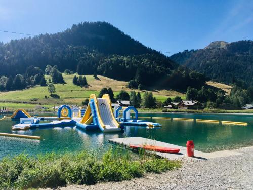 un groupe de lames gonflables dans l'eau dans l'établissement Le Nantoran, à Praz-sur-Arly