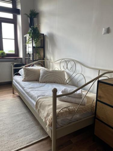 Bett mit Metallrahmen in einem Schlafzimmer in der Unterkunft Apartament w centrum przy Studni 2 in Chełm