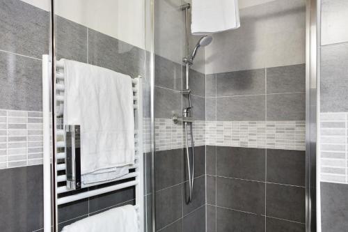 La salle de bains est pourvue d'une douche et de serviettes blanches. dans l'établissement Agriturismo L'isola del Cavallo 3, à Desco