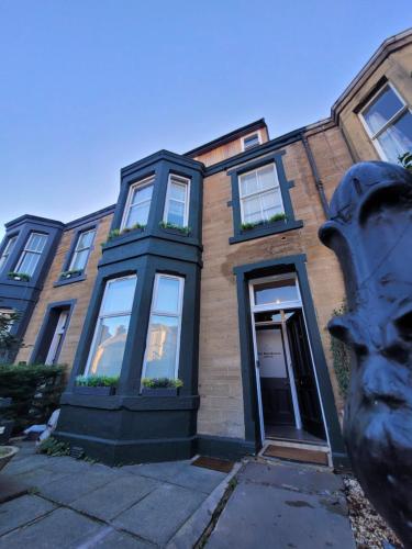 un edificio con una estatua delante en Stay - NO59 Guesthouse, en Edimburgo