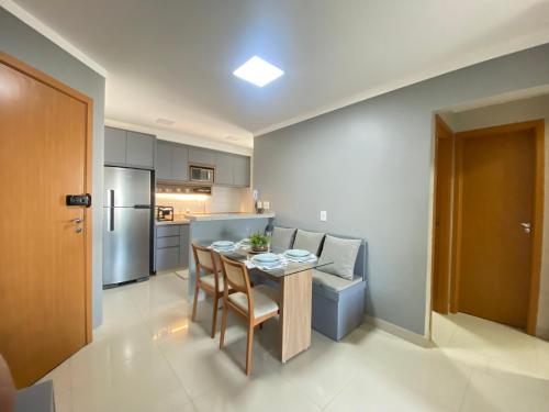 uma cozinha e sala de jantar com mesa e cadeiras em Luxuoso 2Q St Bueno - 3101 em Goiânia