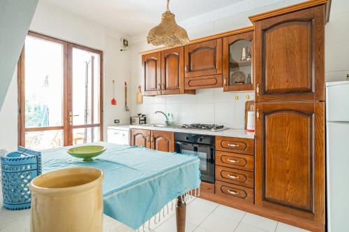 Η κουζίνα ή μικρή κουζίνα στο Quartu Sant'Elena Cozy Apt with Parking&Garden!