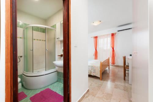 een badkamer met douche en toilet in een kamer bij Luna Tsuki Two in Rovinj