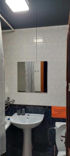 een badkamer met een wastafel en een toilet bij Центр 6-я слободская Центральный проспект in Nikolayev