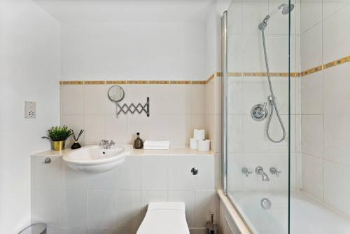 uma casa de banho com um chuveiro, um WC e um lavatório. em Stunning 5 Bedroom House in the Cotswolds - Garden em Moreton-in-Marsh