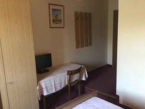 a small room with a table and a television at Müllerstube in Neudorf bei Staatz