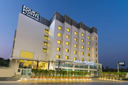 eine Darstellung der Vorderseite des Hotels in der Unterkunft Four Points by Sheraton Vadodara in Vadodara