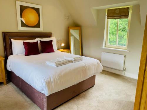 Un pat sau paturi într-o cameră la Detached 4 bedroom home just 2km from Kenmare