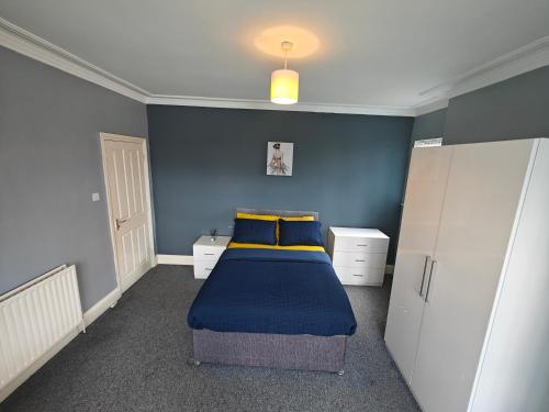 מיטה או מיטות בחדר ב-Spacious large room 001