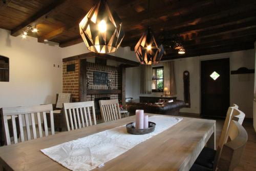 una sala de estar con una mesa de madera con una vela. en Ferienhaus Schulze Beikel, en Borken