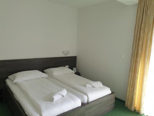 Una cama o camas en una habitación de Hotel Lohovo
