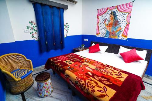 une chambre avec un lit et un tableau au mur dans l'établissement Inda Heritage Guest House, à Jodhpur