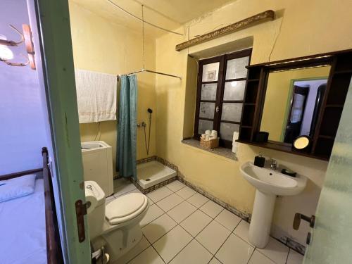 łazienka z toaletą i umywalką w obiekcie Traditional village house w mieście Sklíthron