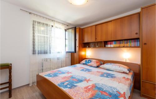 1 dormitorio con 1 cama y armarios de madera en Amazing Home In Rtina With Wifi en Rtina