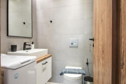 Bilik mandi di Mylos Luxury Apartment 4