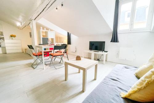 ein Wohnzimmer mit Sofa und Tisch in der Unterkunft #EH Le Rousseau in Grenoble