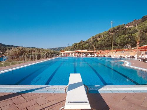 Hotel Cala di Molaの敷地内または近くにあるプール