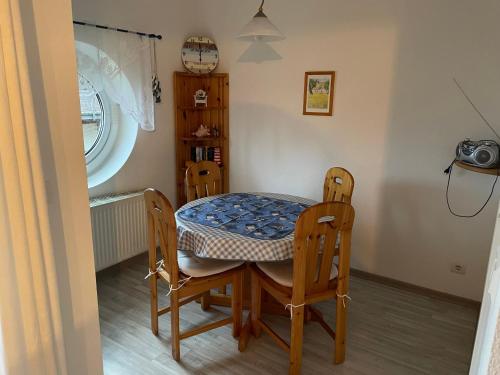 uma sala de jantar com mesa e cadeiras em Seeblick Wohnung 112 mit Ostseeblick em Ostseebad Koserow