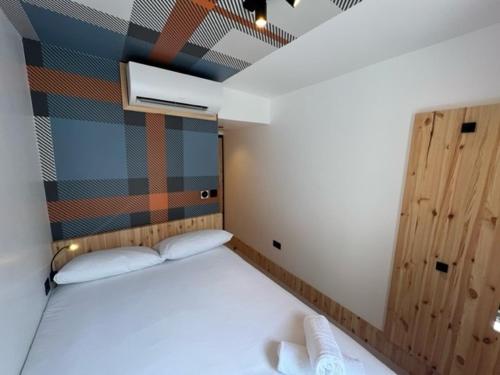 ロンドンにあるイージーホテル パディントンのベッド1台(枕2つ付)が備わる小さな客室です。