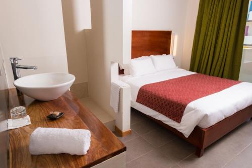 Tempat tidur dalam kamar di ONOMO Hotel Bamako