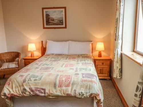 una camera con un letto e due lampade di 13 Sneem Leisure Village a Sneem