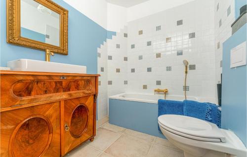 y baño con aseo, bañera y lavamanos. en Cozy Apartment In Persenbeug-gottsdorf With Kitchen, en Persenbeug