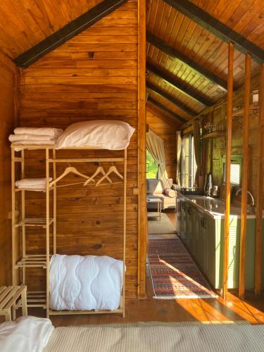 a room with bunk beds and a kitchen at Noveli Tiny House in Ardeşen