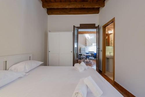 een slaapkamer met een wit bed en een spiegel bij Youhosty - Ripa5 C in Milaan