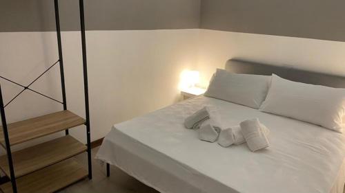 Una cama blanca con dos almohadas blancas. en TRAMWAY 3-Trieste center, en Trieste