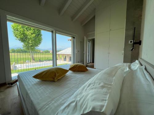 Cama grande en habitación con ventana grande en Casa Vola Bisalta en Cuneo