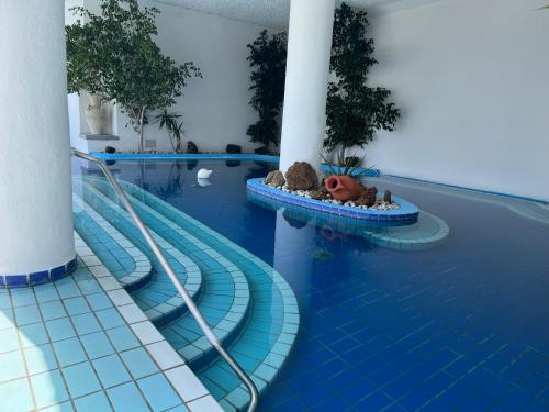 - une piscine avec toboggan dans un complexe dans l'établissement Borgo Romantica - Resort & Spa, à Ischia