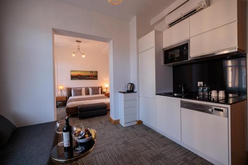 een woonkamer met een keuken en een bed in een kamer bij Cihangir Residences in Istanbul