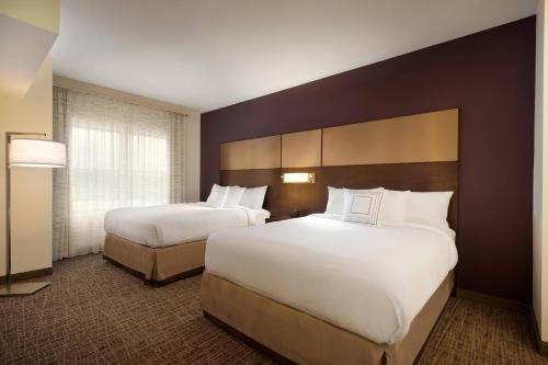 pokój hotelowy z 2 łóżkami i oknem w obiekcie Residence Inn by Marriott Winston-Salem Hanes Mall w mieście Winston-Salem