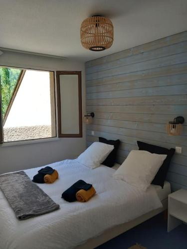 une chambre avec un grand lit avec deux oreillers dessus dans l'établissement La Campana 104, à Bielle