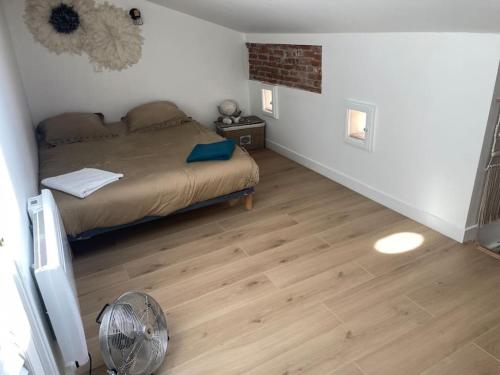 ein Schlafzimmer mit einem Bett und Massivholzböden in der Unterkunft Calm Loft Gare Sncf Toulouse centre in Toulouse