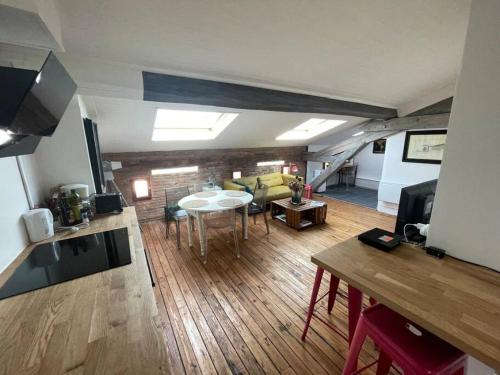 mit Blick auf ein Wohnzimmer mit einer Küche und einem Wohnzimmer in der Unterkunft Calm Loft Gare Sncf Toulouse centre in Toulouse